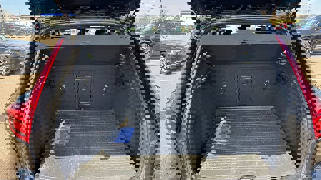 Used 2021 Volvo XC40 T5 R-Design w/ Climate Package image 15