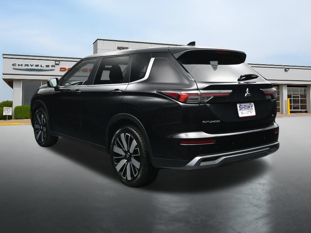 Used 2025 Mitsubishi Outlander SE AWD/4WD image 3