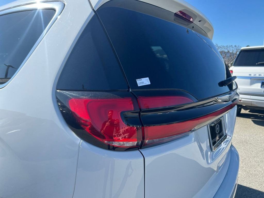Used 2024 Chrysler Pacifica Select image 34