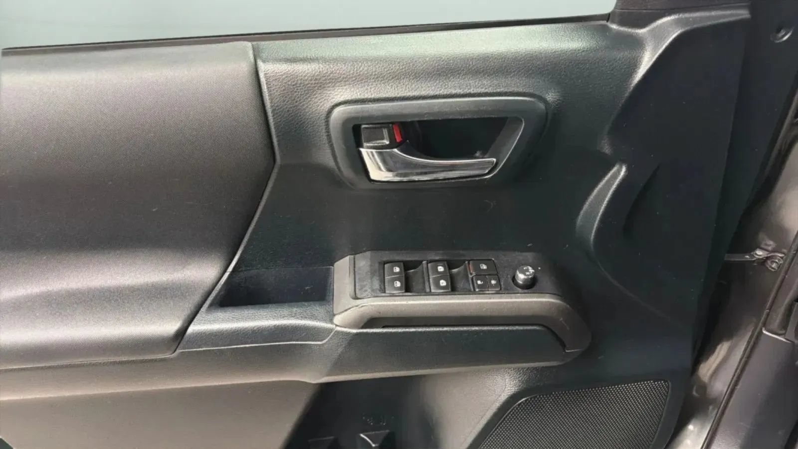 Used 2016 Toyota Tacoma TRD Off-Road w/ Towing Package RWD image 16