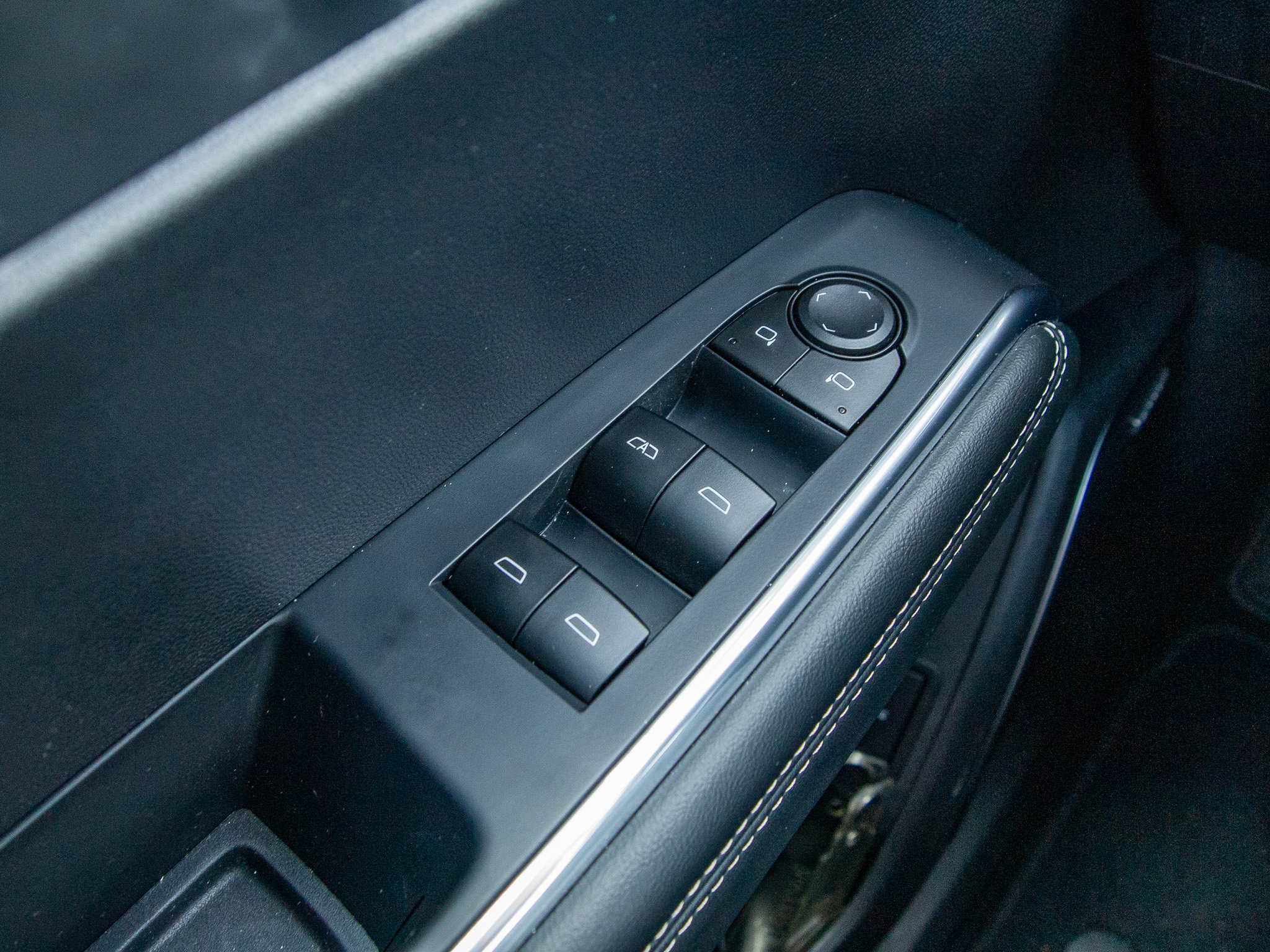 Used 2025 GMC Acadia Elevation FWD image 12