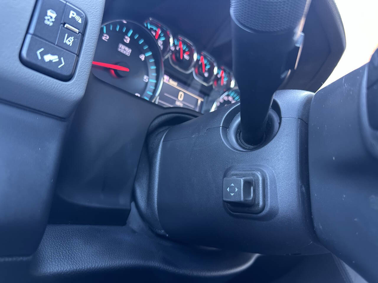 Used 2015 Chevrolet Suburban LT w/ Luxury Package AWD/4WD image 27