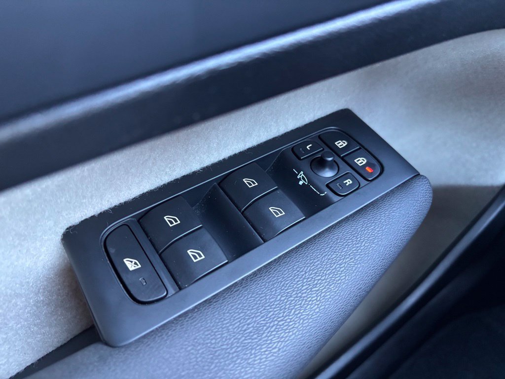 Certified 2024 Volvo XC40 B5 Plus w/ Climate Package AWD/4WD image 30