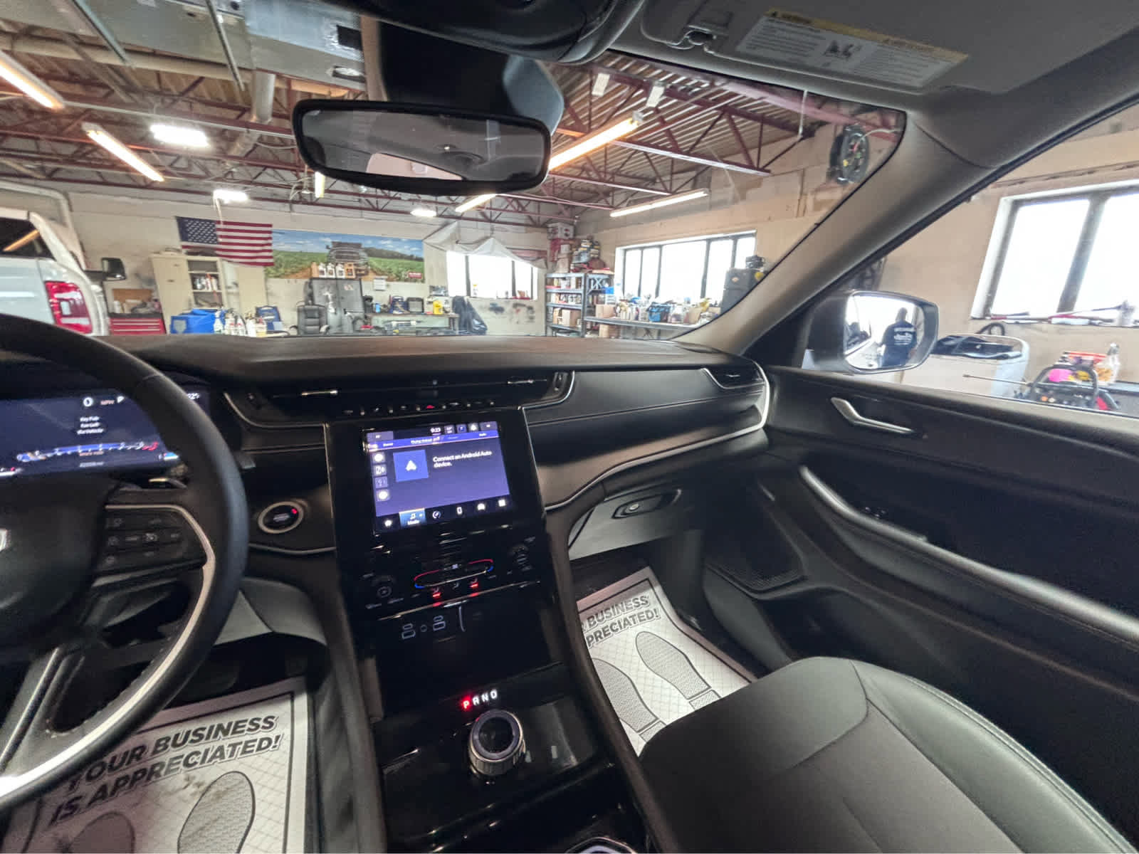 Used 2023 Jeep Grand Cherokee Laredo X image 13