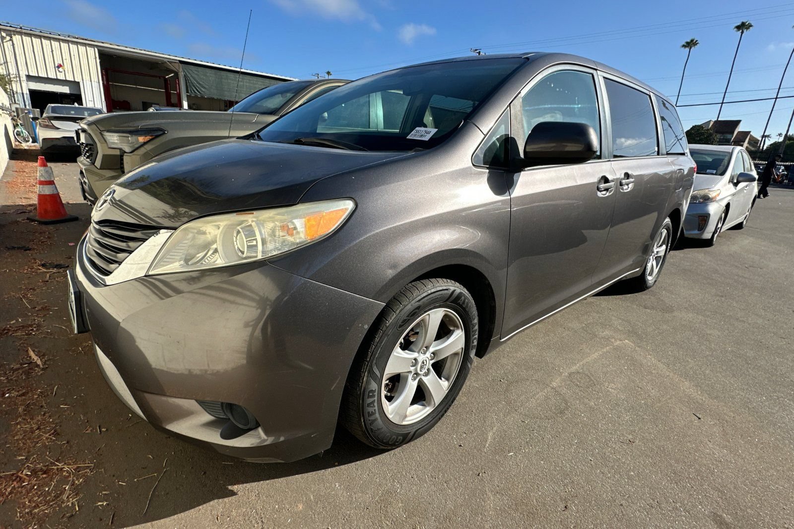 Used 2012 Toyota Sienna LE w/ Towing Pkg FWD image 2
