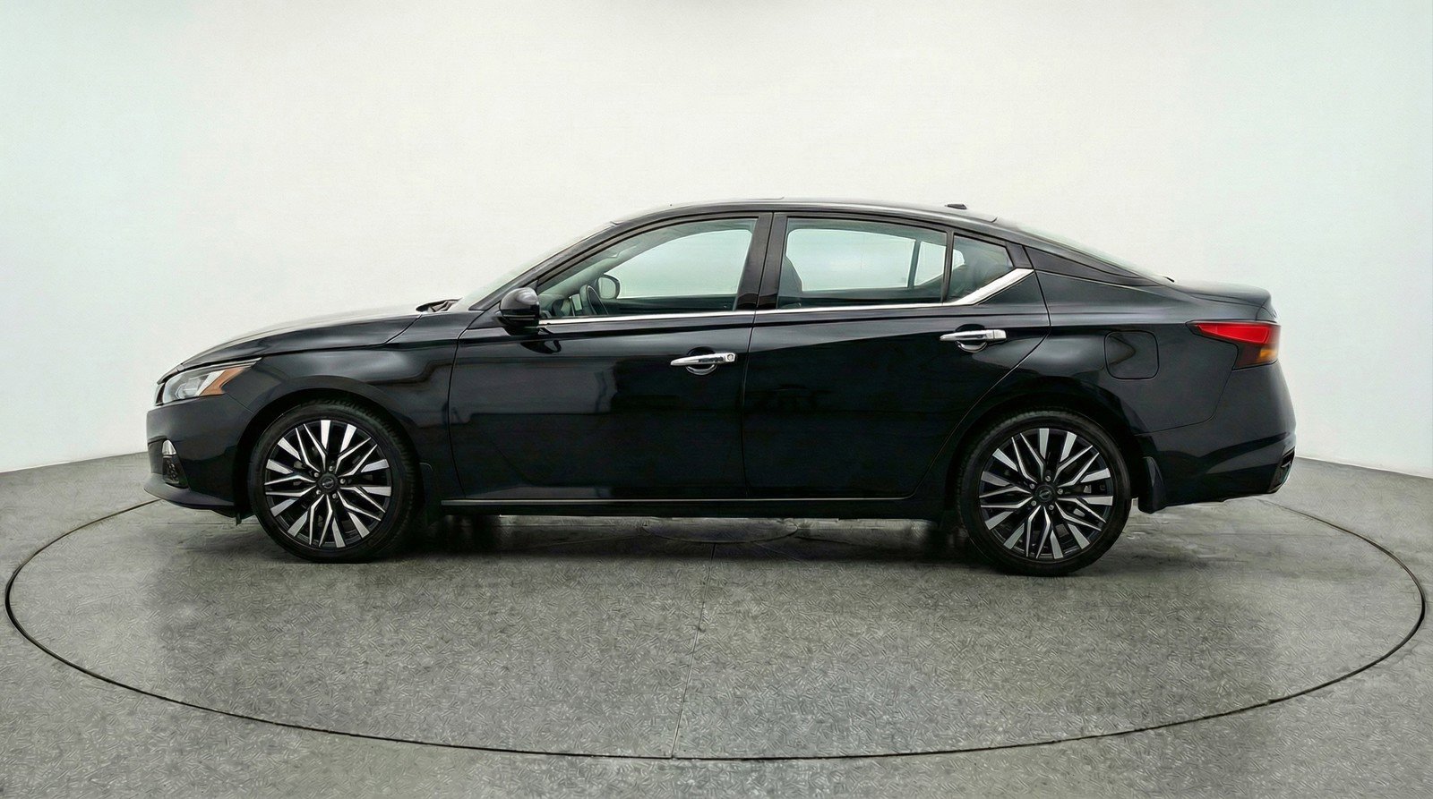 Used 2025 Nissan Altima 2.5 SV image 5