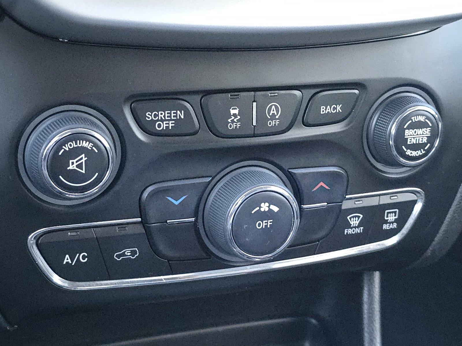 Used 2018 Jeep Cherokee Latitude Plus w/ Trailer Tow Group image 25