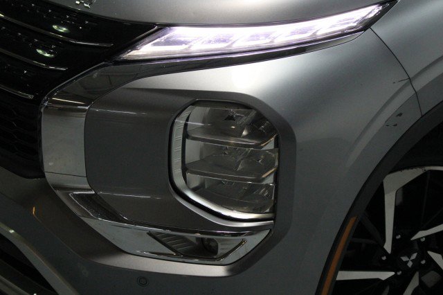 Used 2022 Mitsubishi Outlander SEL image 2