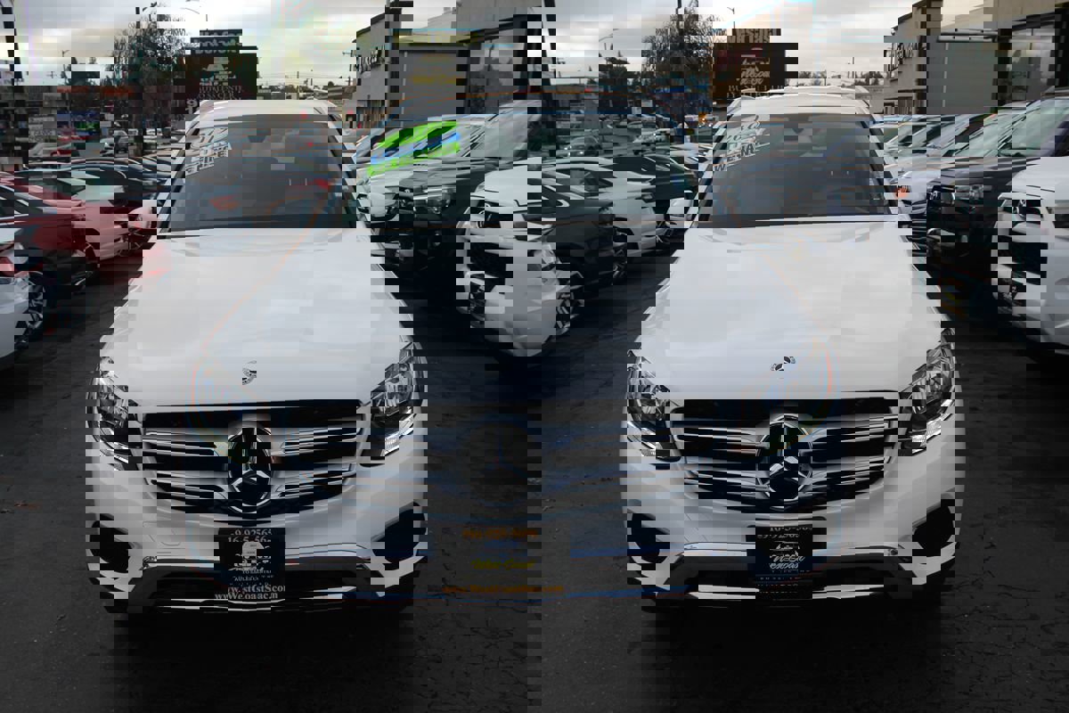 Used 2019 Mercedes-Benz GLC 300 w/ Premium Package image 3