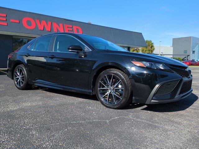 Used 2023 Toyota Camry SE image 2