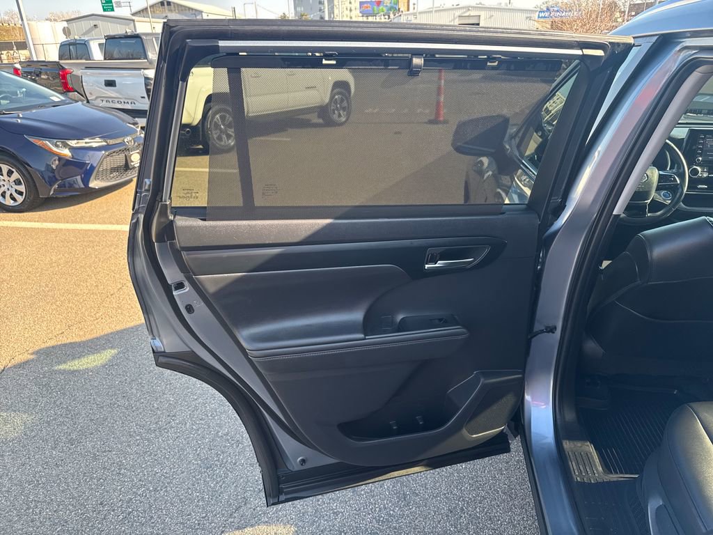 Used 2020 Toyota Highlander XLE AWD/4WD image 43