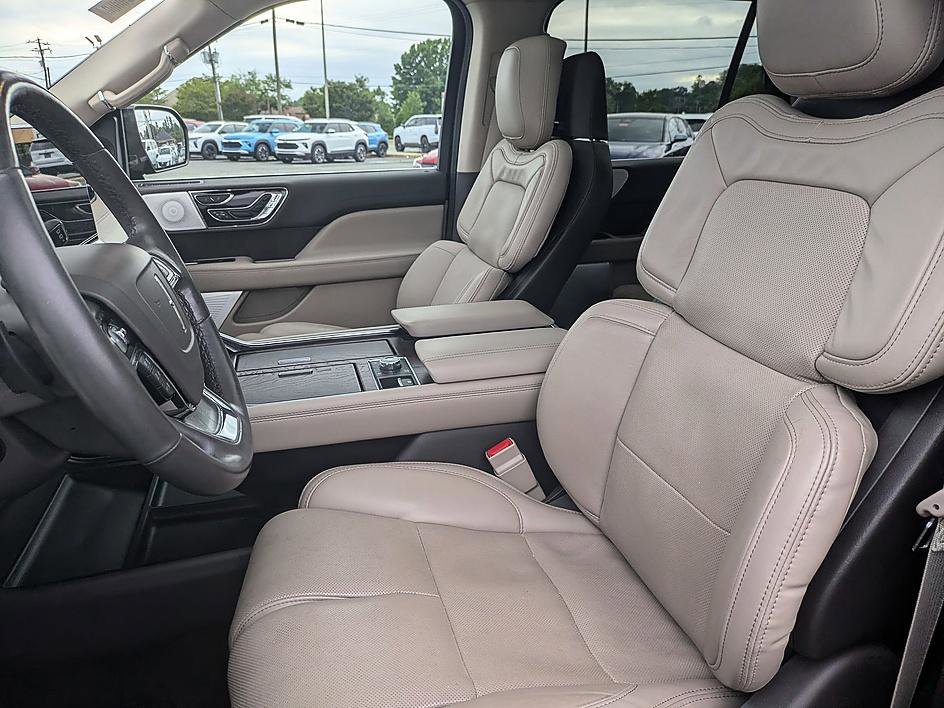 Used 2022 Lincoln Navigator Reserve AWD/4WD image 11