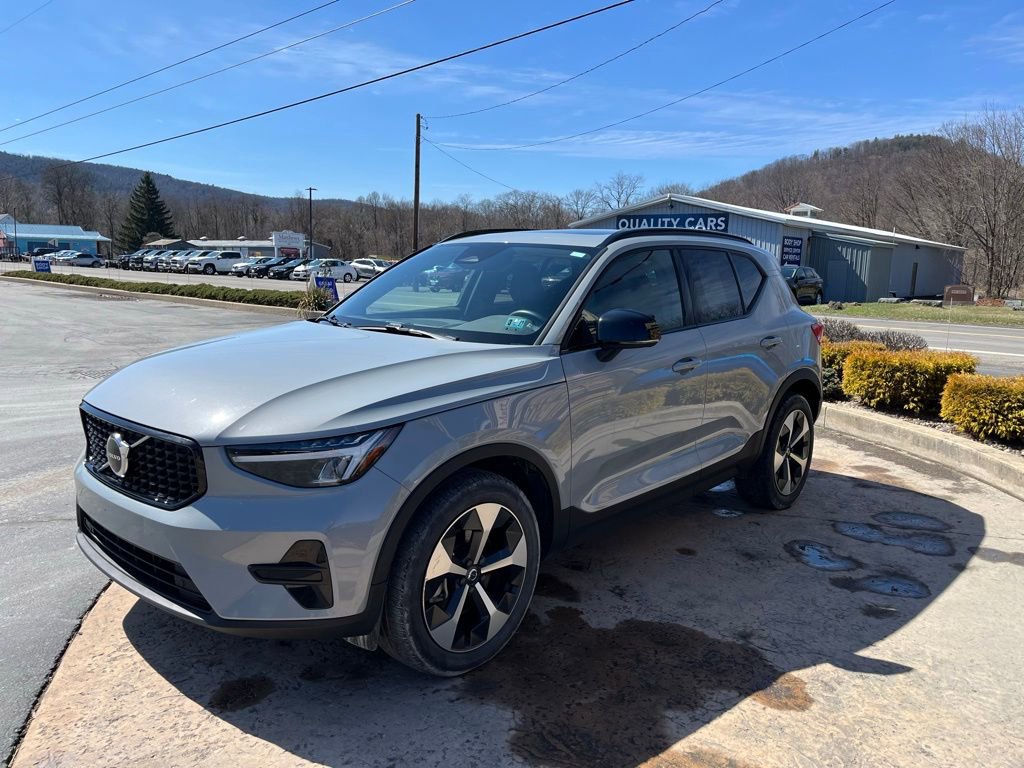 Used 2024 Volvo XC40 B5 Core image 3