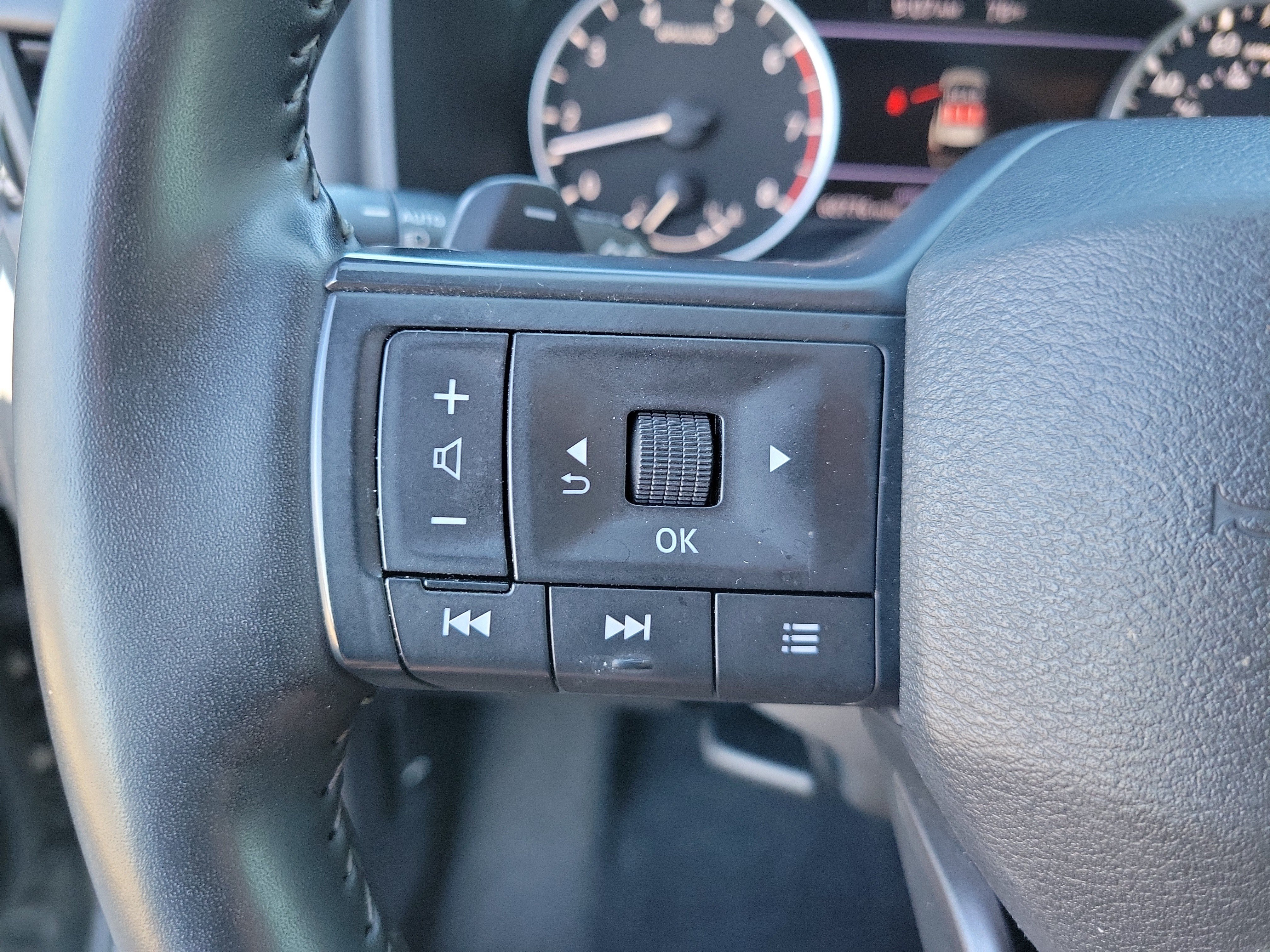 Used 2025 Nissan Rogue SV AWD/4WD image 21