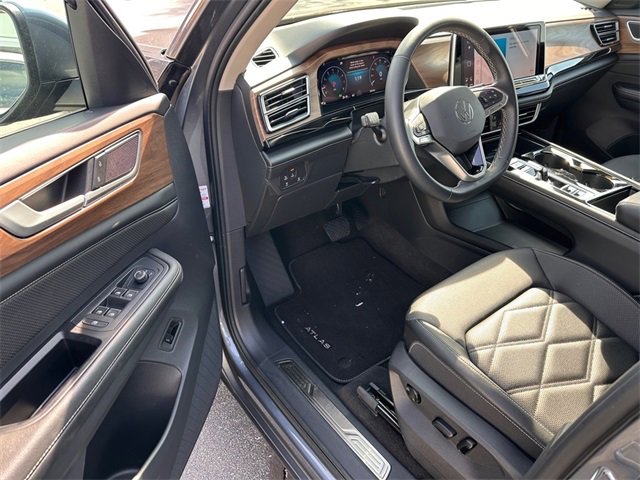 Used 2024 Volkswagen Atlas SE w/ Black Wheel Package image 9