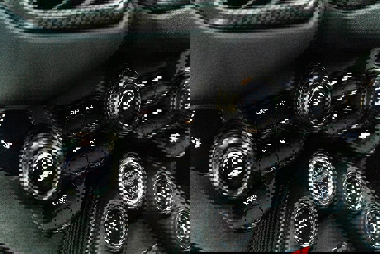 Used 2023 Aston Martin V8 Vantage Coupe image 74