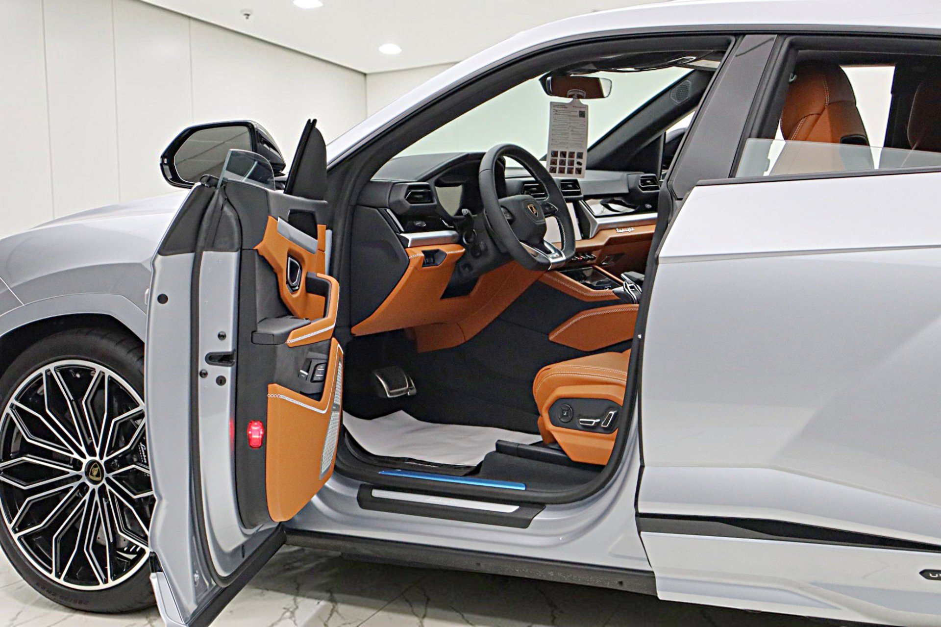 Used 2026 Lamborghini Urus SE AWD/4WD image 7