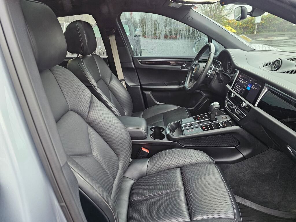 Used 2023 Porsche Macan w/ Premium Package Plus image 11