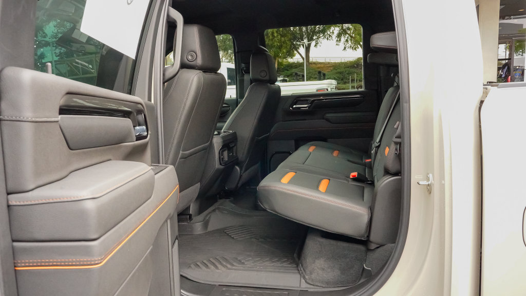 New 2026 GMC Sierra 2500 AT4 w/ Technology Package AWD/4WD image 8