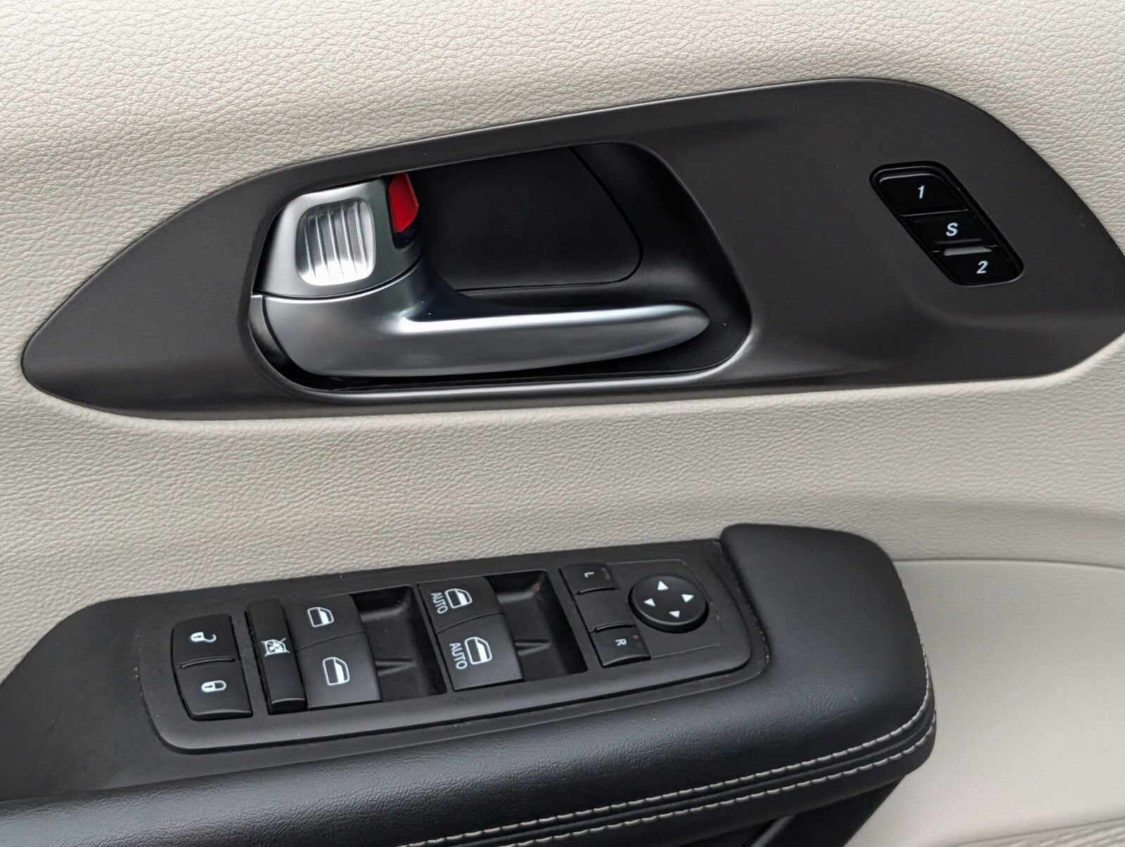 Used 2023 Chrysler Pacifica Touring-L FWD image 25