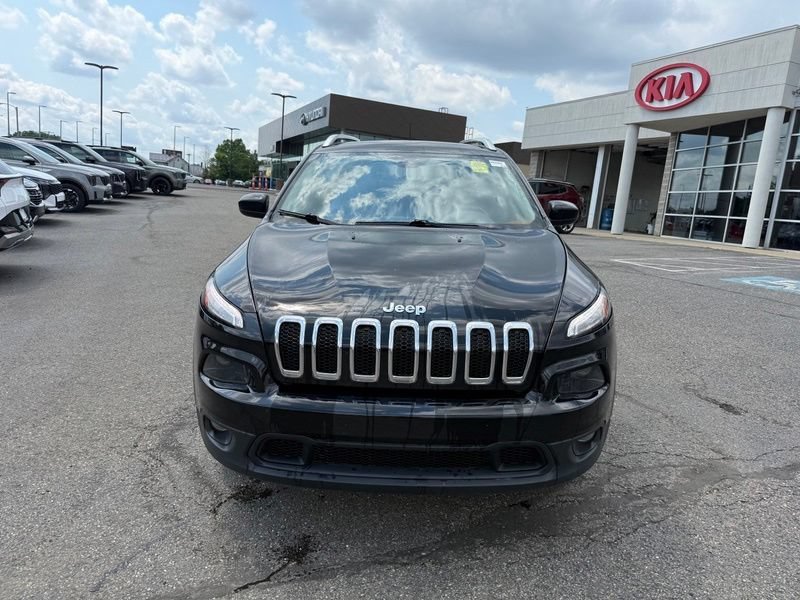 Used 2017 Jeep Cherokee Latitude w/ Cold Weather Group AWD/4WD image 2
