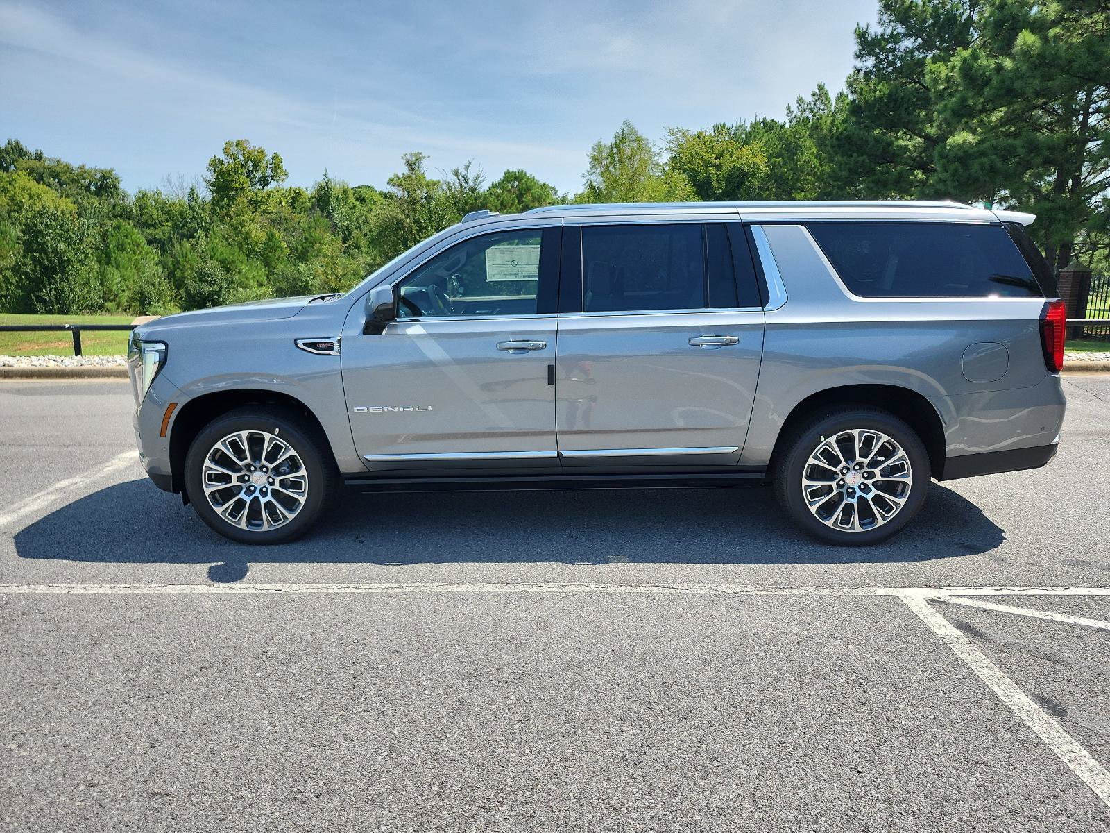 New 2026 GMC Yukon XL Denali w/ Denali Reserve Package AWD/4WD image 2