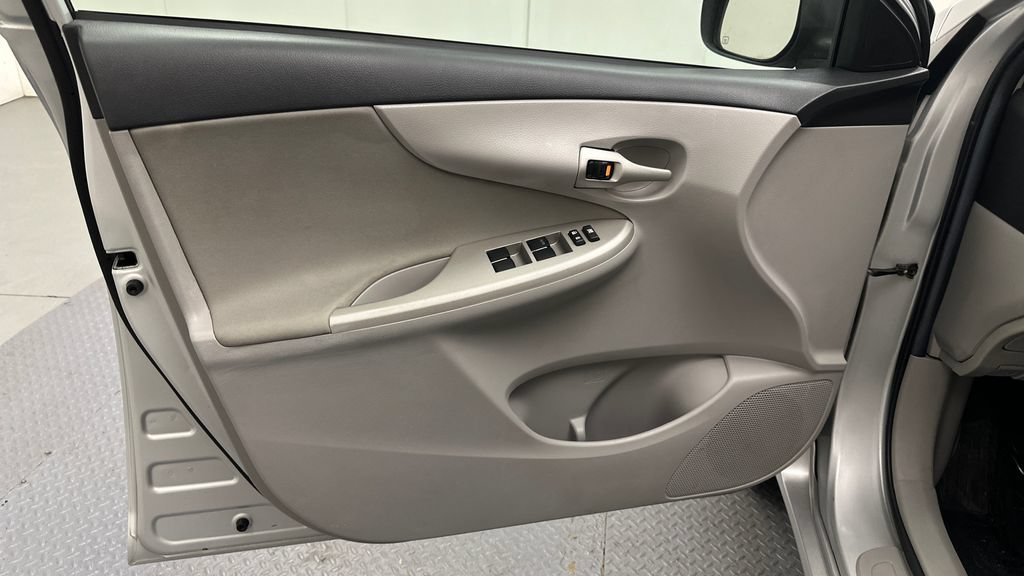 Used 2013 Toyota Corolla LE FWD image 14