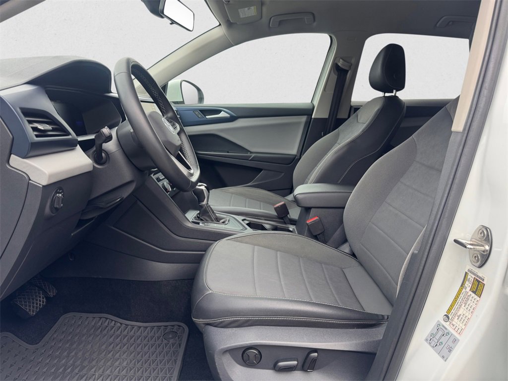 Certified 2022 Volkswagen Taos SE w/ IQ.Drive SE Package image 9