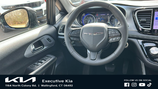 Used 2025 Chrysler Pacifica Limited FWD image 21