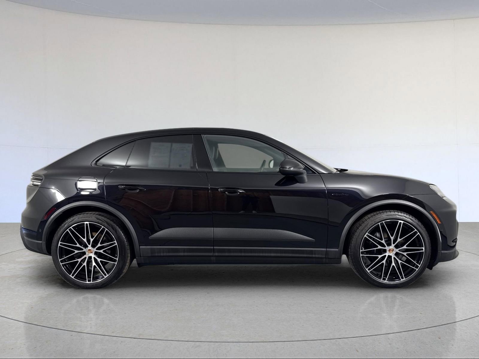 Certified 2025 Porsche Macan 4 Electric AWD/4WD image 9