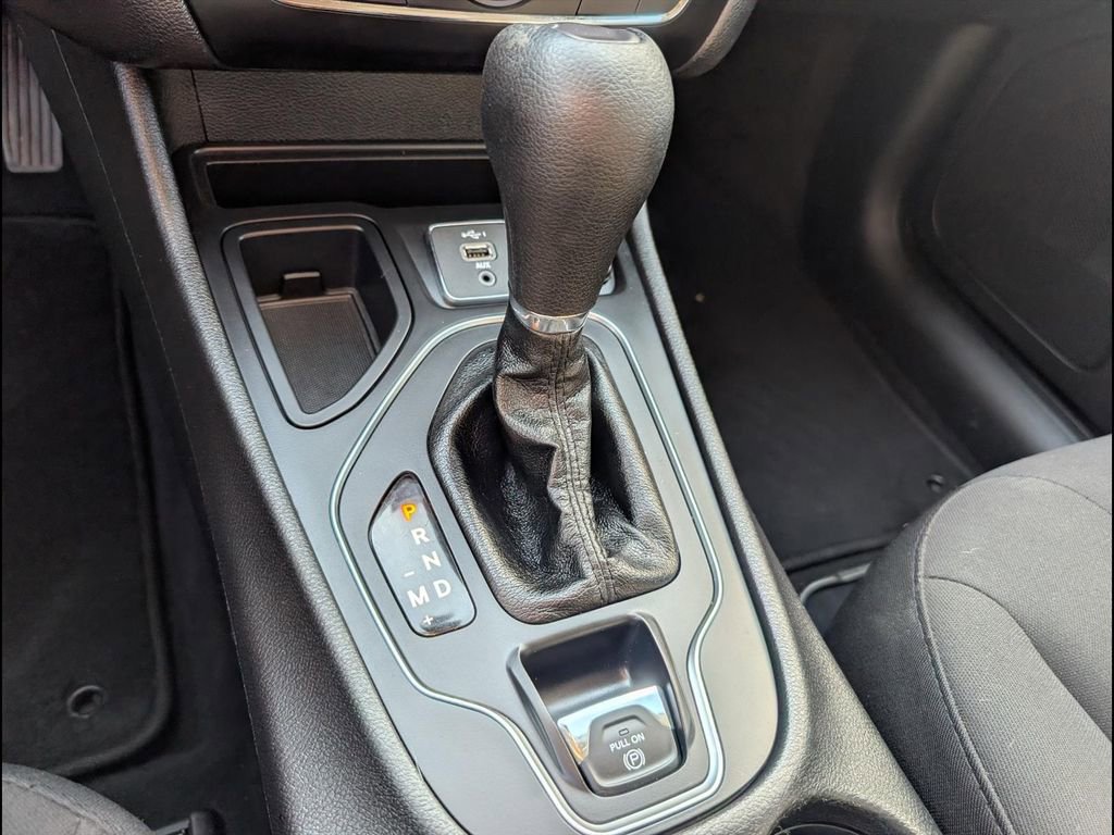 Used 2019 Jeep Cherokee Latitude w/ Popular Appearance Group FWD image 9
