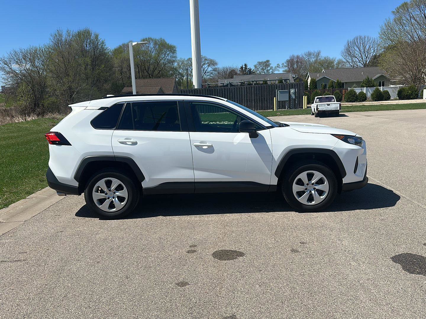 Used 2021 Toyota RAV4 LE image 2