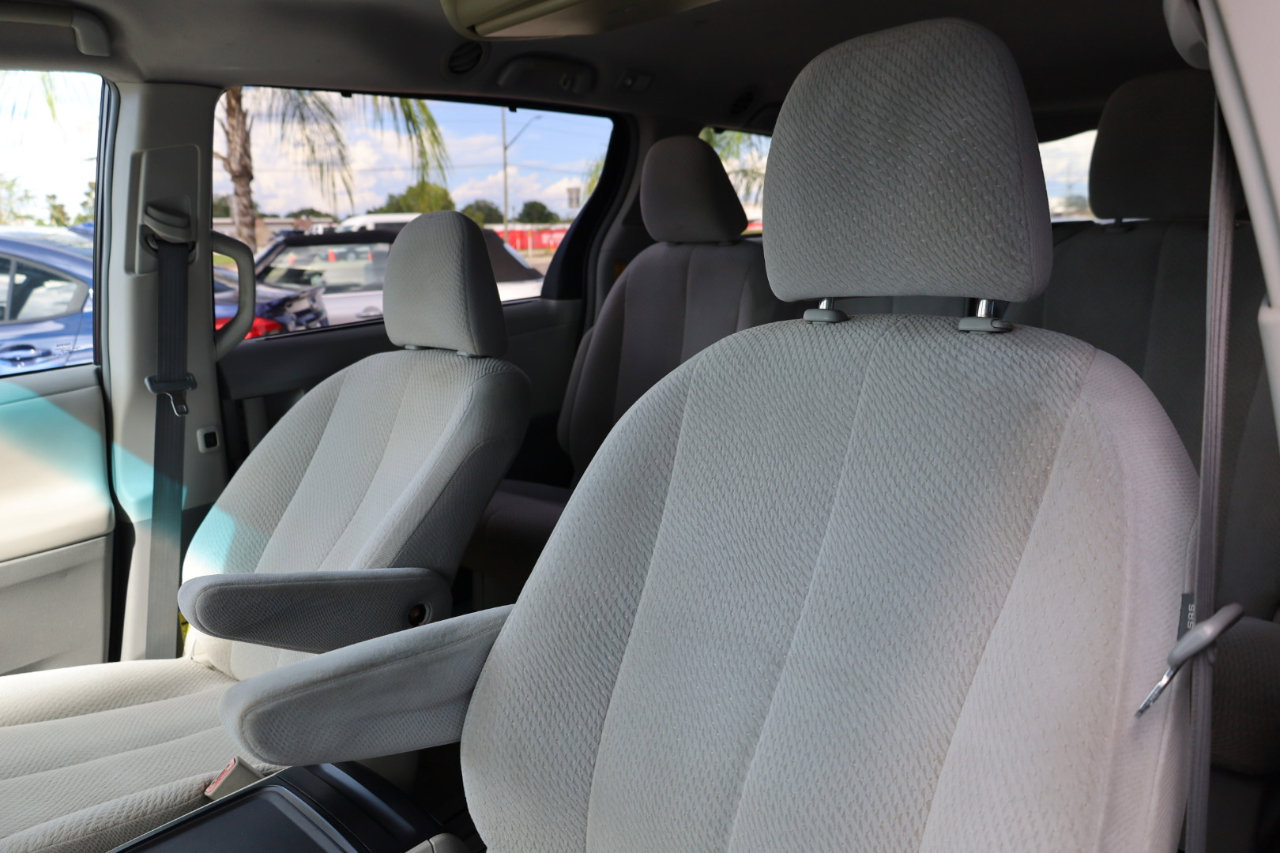 Used 2014 Toyota Sienna LE image 5
