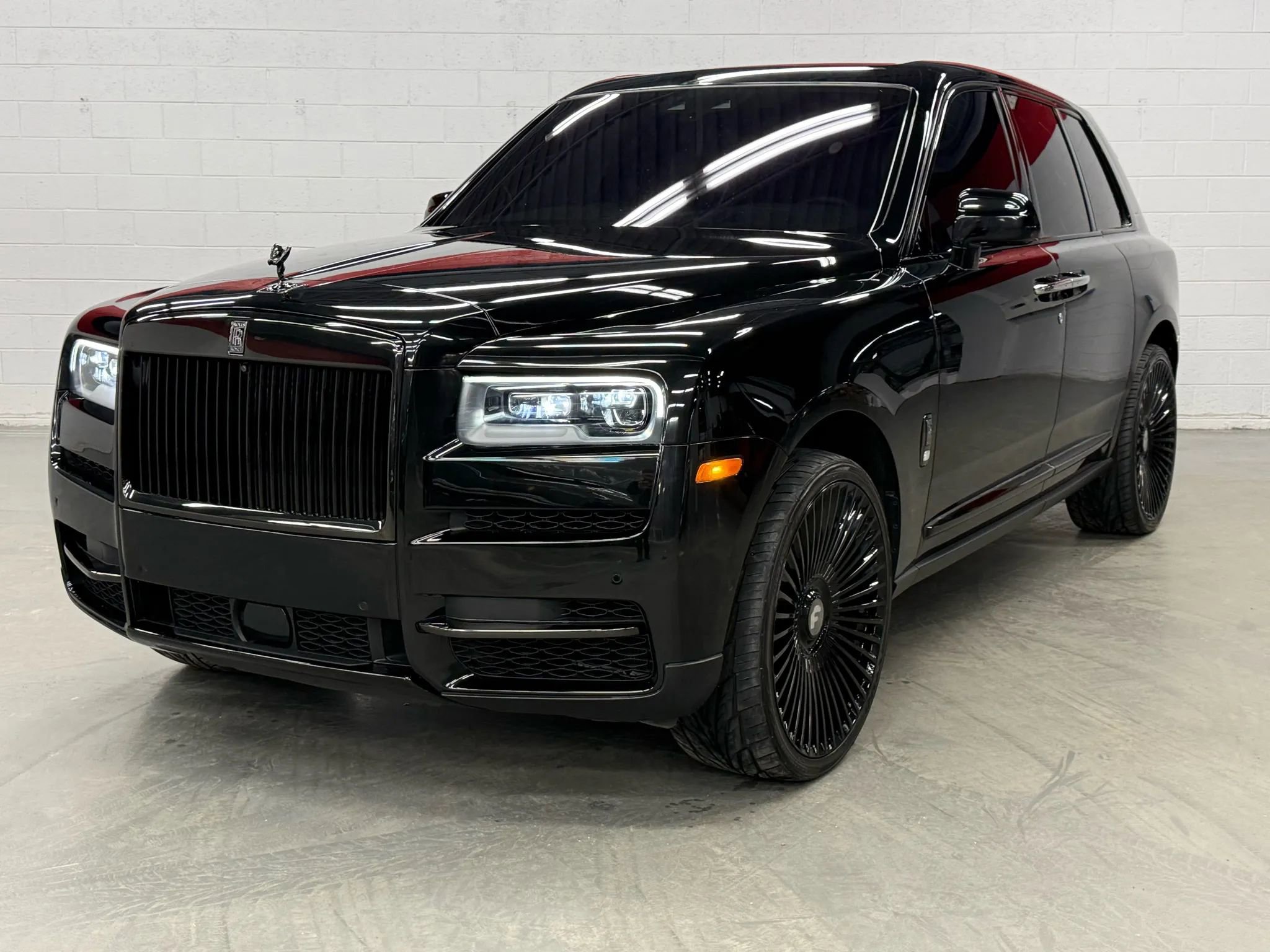 Used 2022 Rolls-Royce Cullinan Black Badge w/ Dark Exterior Package image 5