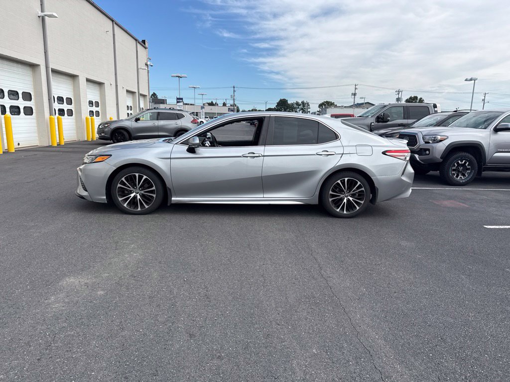Used 2019 Toyota Camry SE w/ Convenience Package FWD image 3