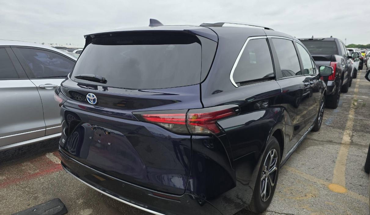 Used 2025 Toyota Sienna Platinum AWD/4WD image 3