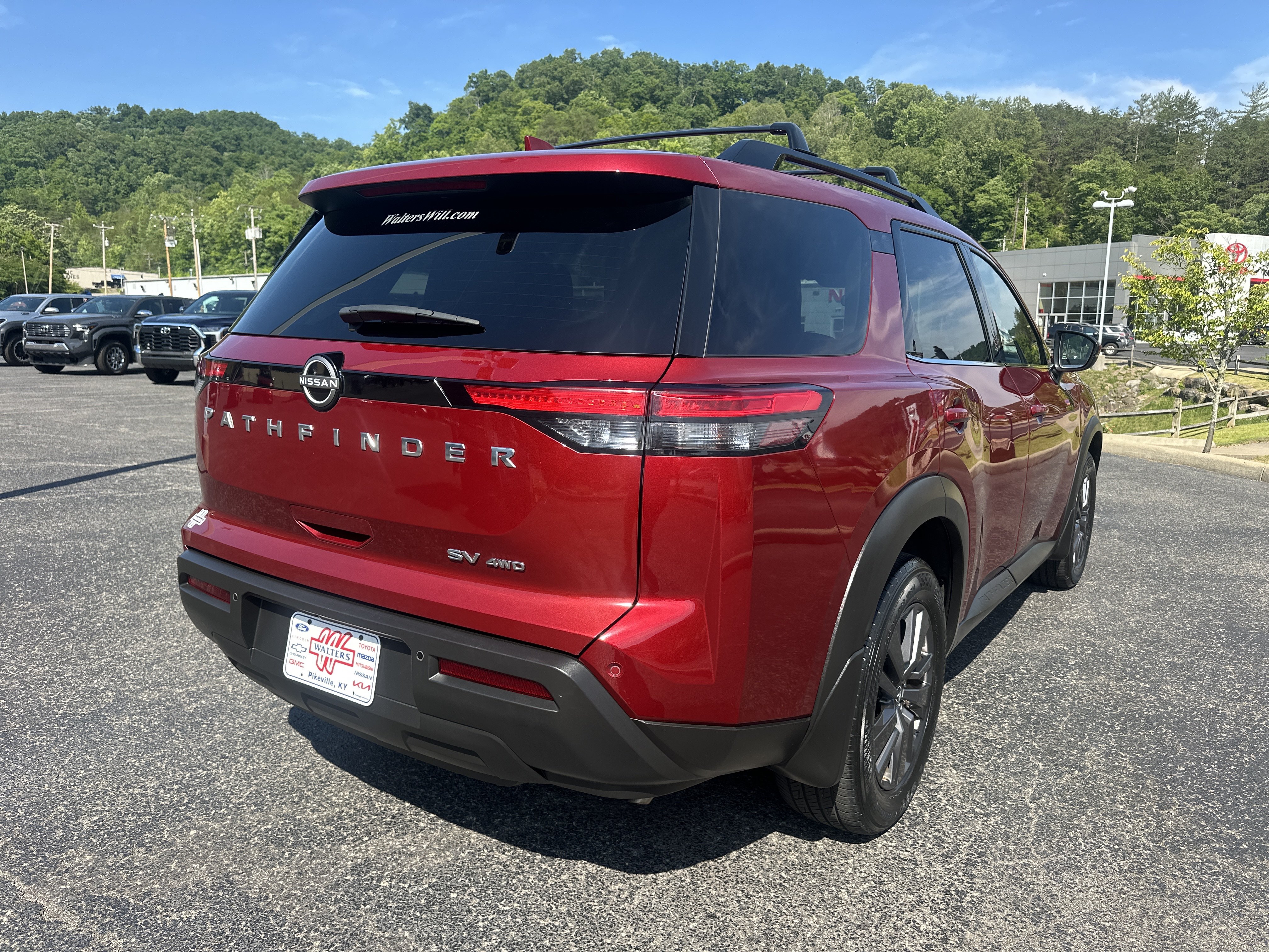 Used 2023 Nissan Pathfinder SV AWD/4WD image 2