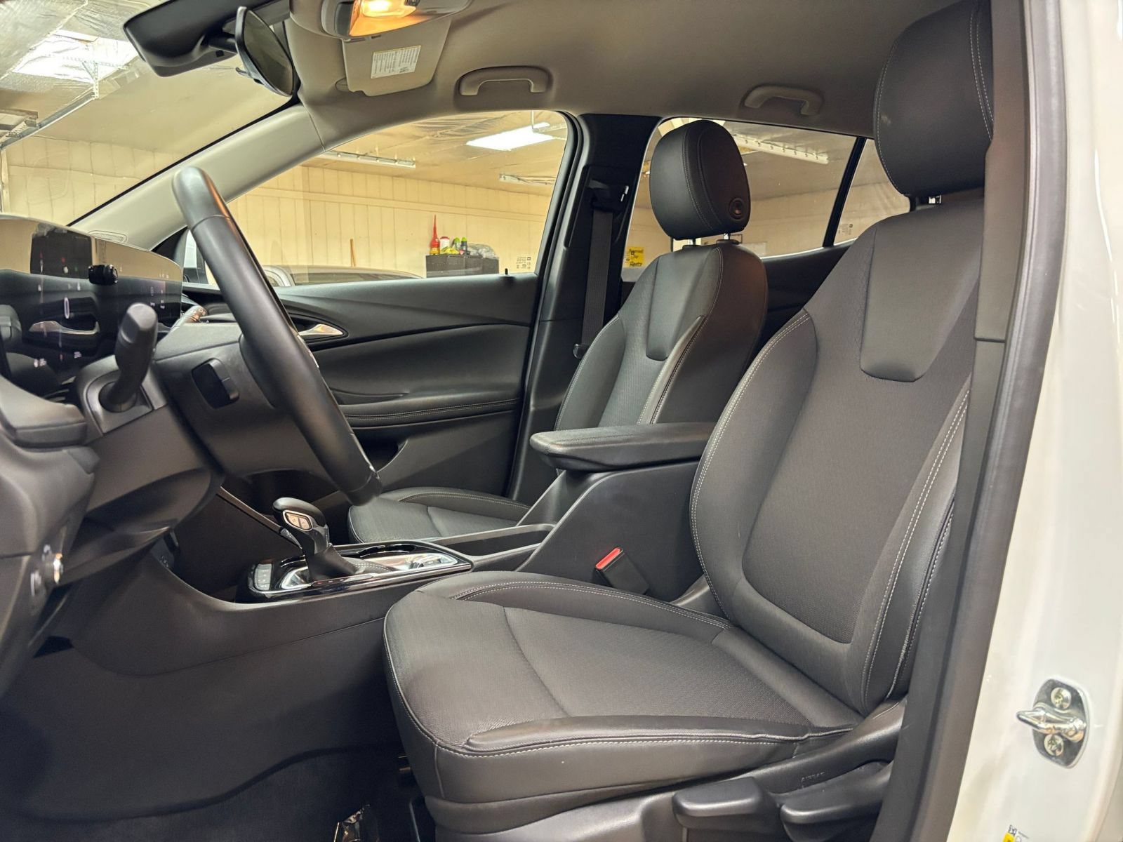 Used 2025 Buick Encore GX Preferred AWD/4WD image 25
