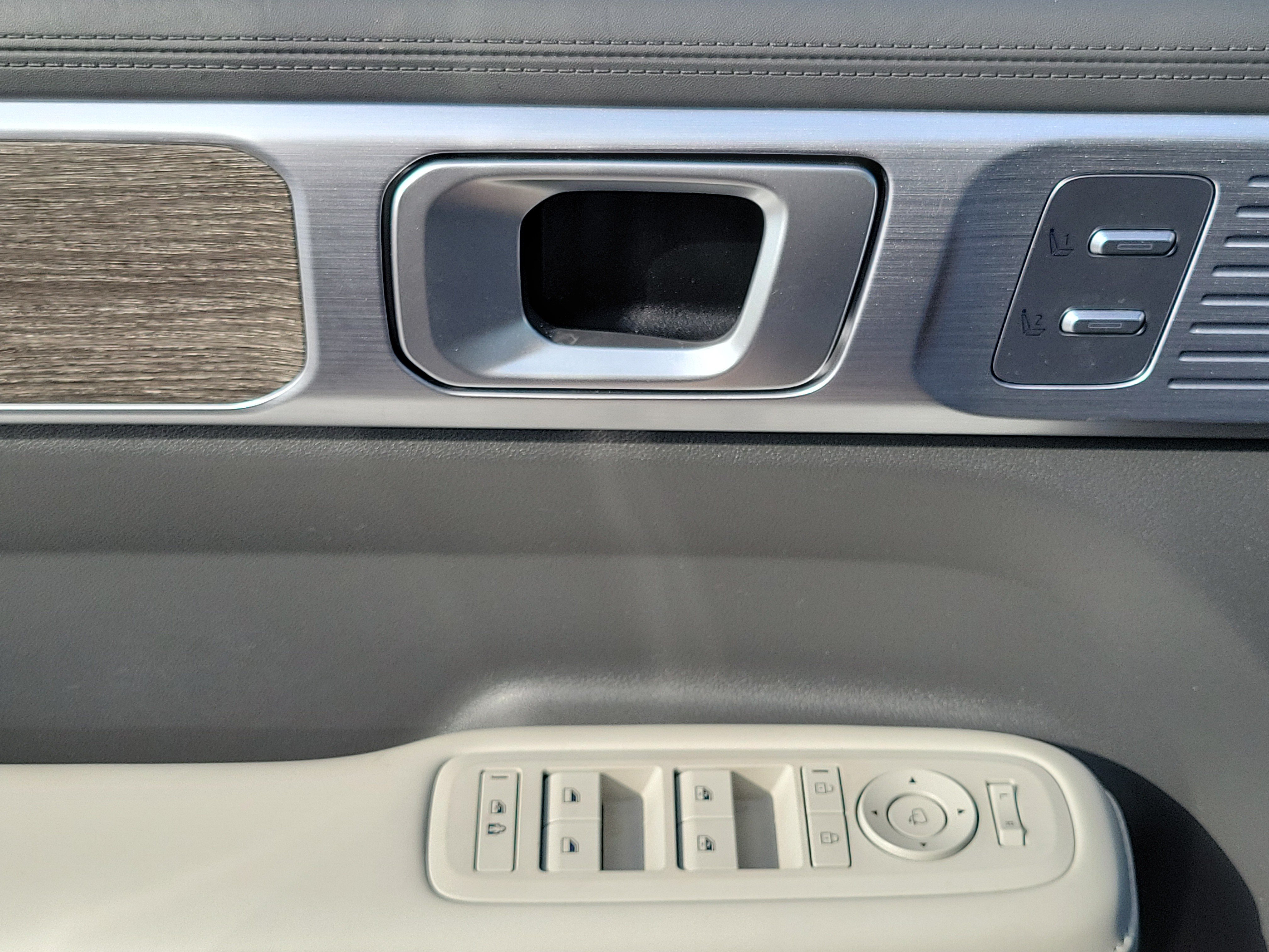 Certified 2025 Hyundai Santa Fe Limited AWD/4WD image 18