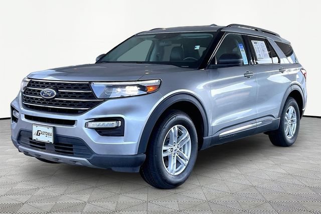 Used 2023 Ford Explorer XLT w/ Equipment Group 202A AWD/4WD image 3