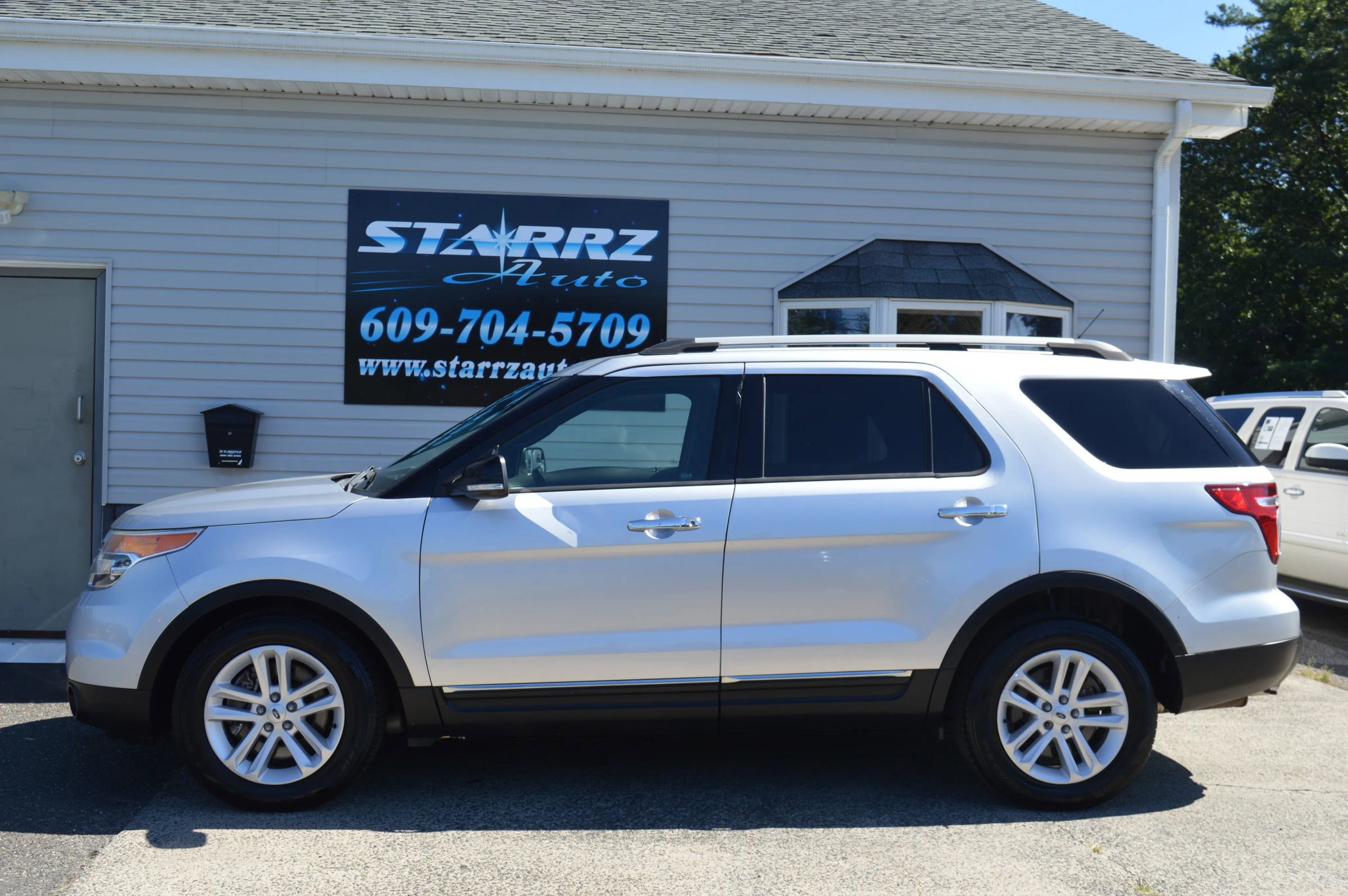 Used 2014 Ford Explorer XLT image 2