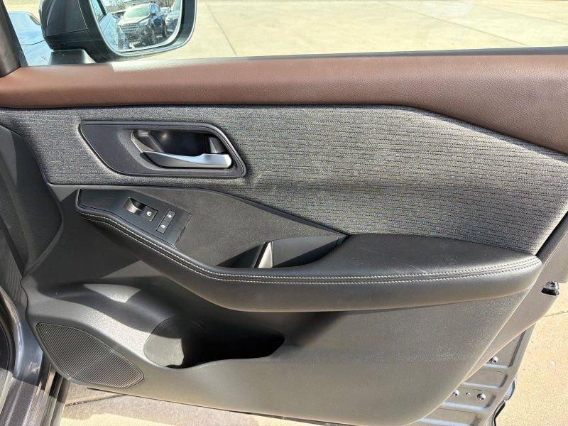 Used 2022 Nissan Rogue SV AWD/4WD image 12