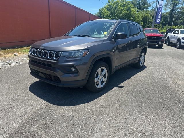 Used 2024 Jeep Compass Latitude AWD/4WD image 1