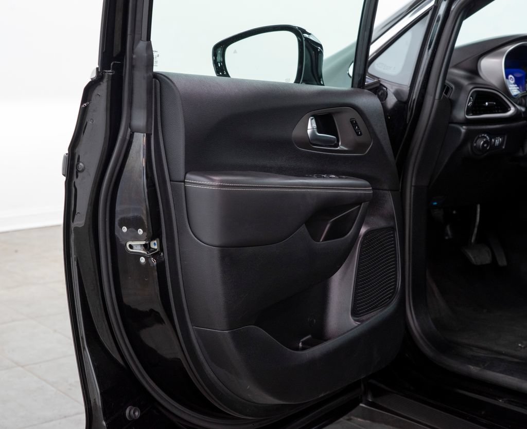 Used 2025 Chrysler Pacifica Select FWD image 6