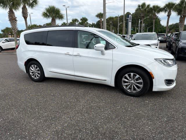 Used 2017 Chrysler Pacifica Touring-L FWD image 10