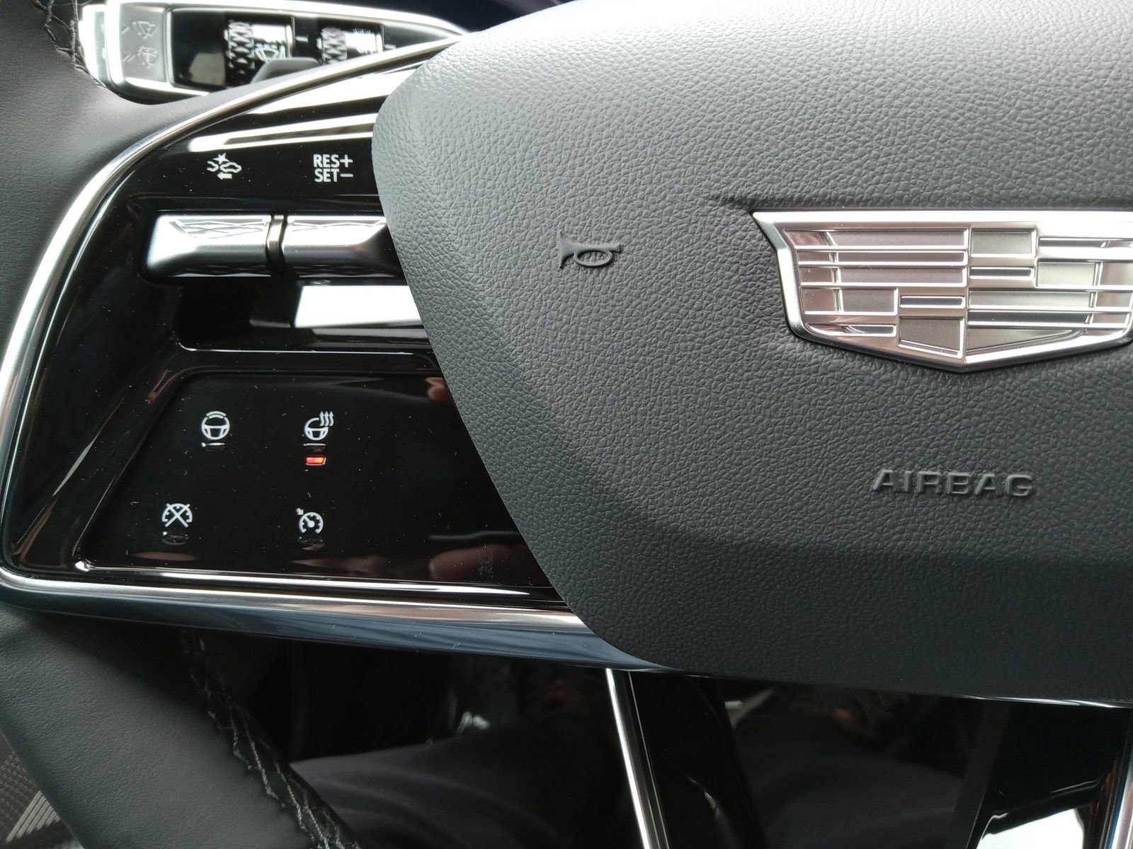 New 2025 Cadillac Optiq Luxury 2 w/ LPO, ONYX Package image 21