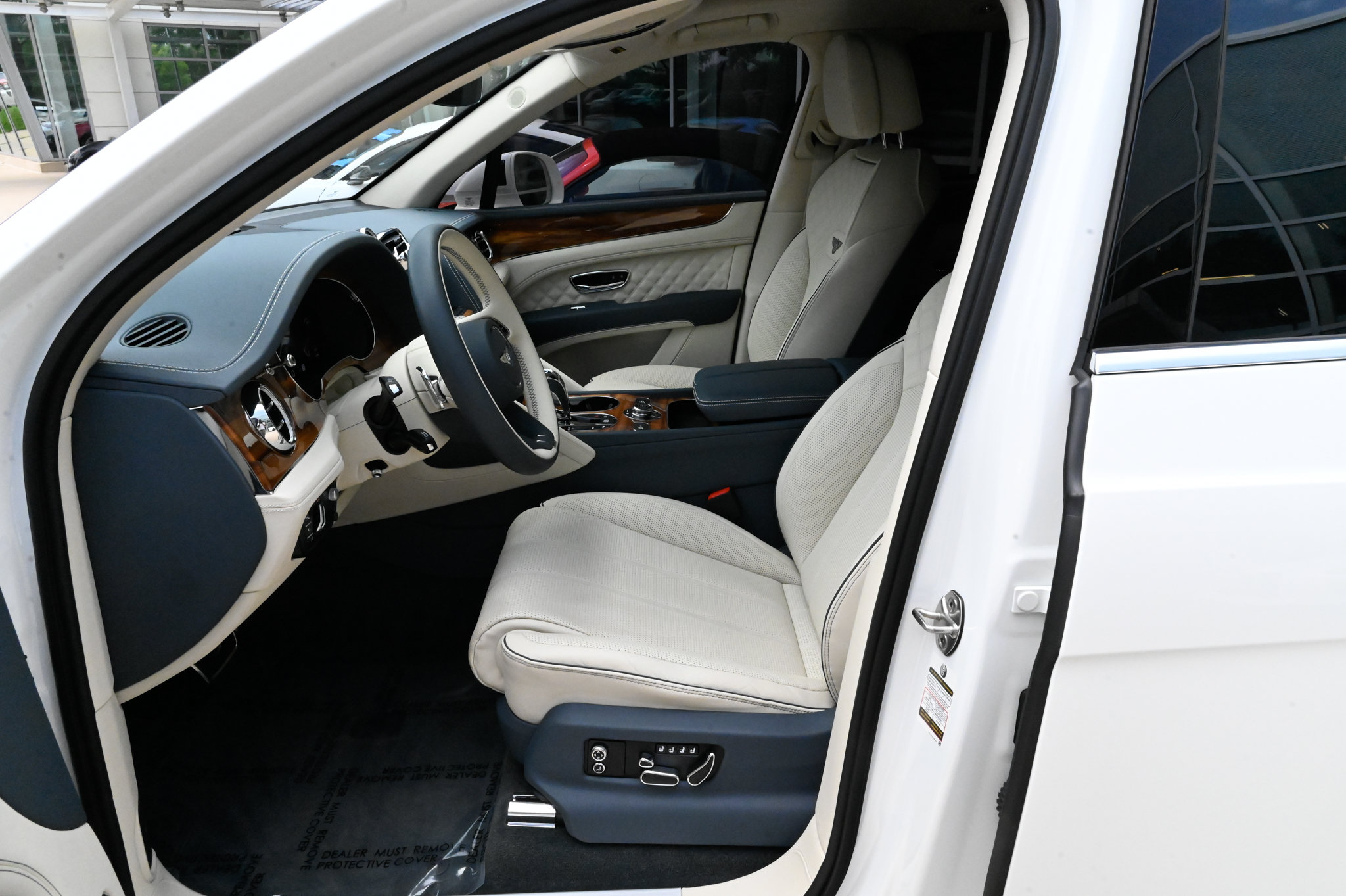 Used 2023 Bentley Bentayga AWD/4WD image 17