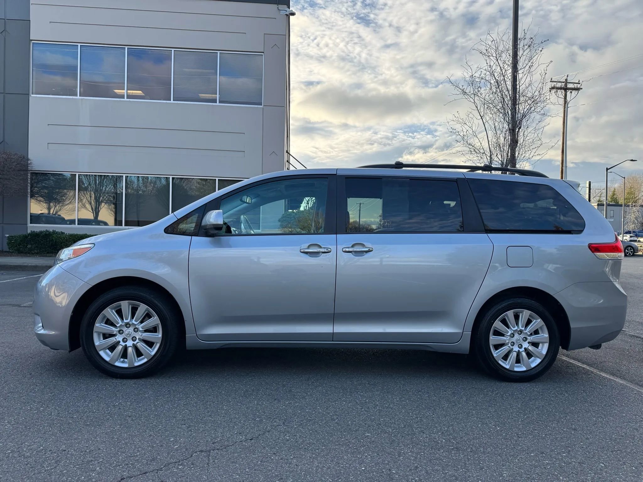 Used 2014 Toyota Sienna XLE w/ XLE Premium Package AWD/4WD image 6