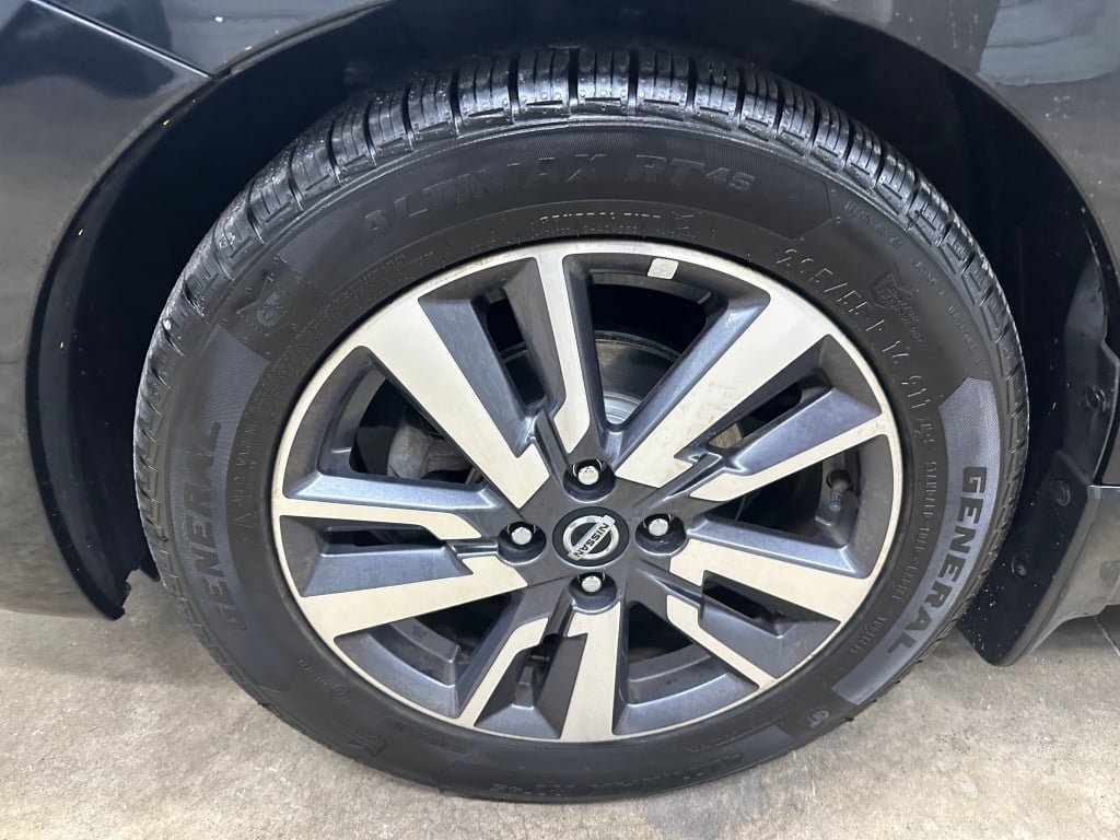 Used 2020 Nissan Versa SV FWD image 32