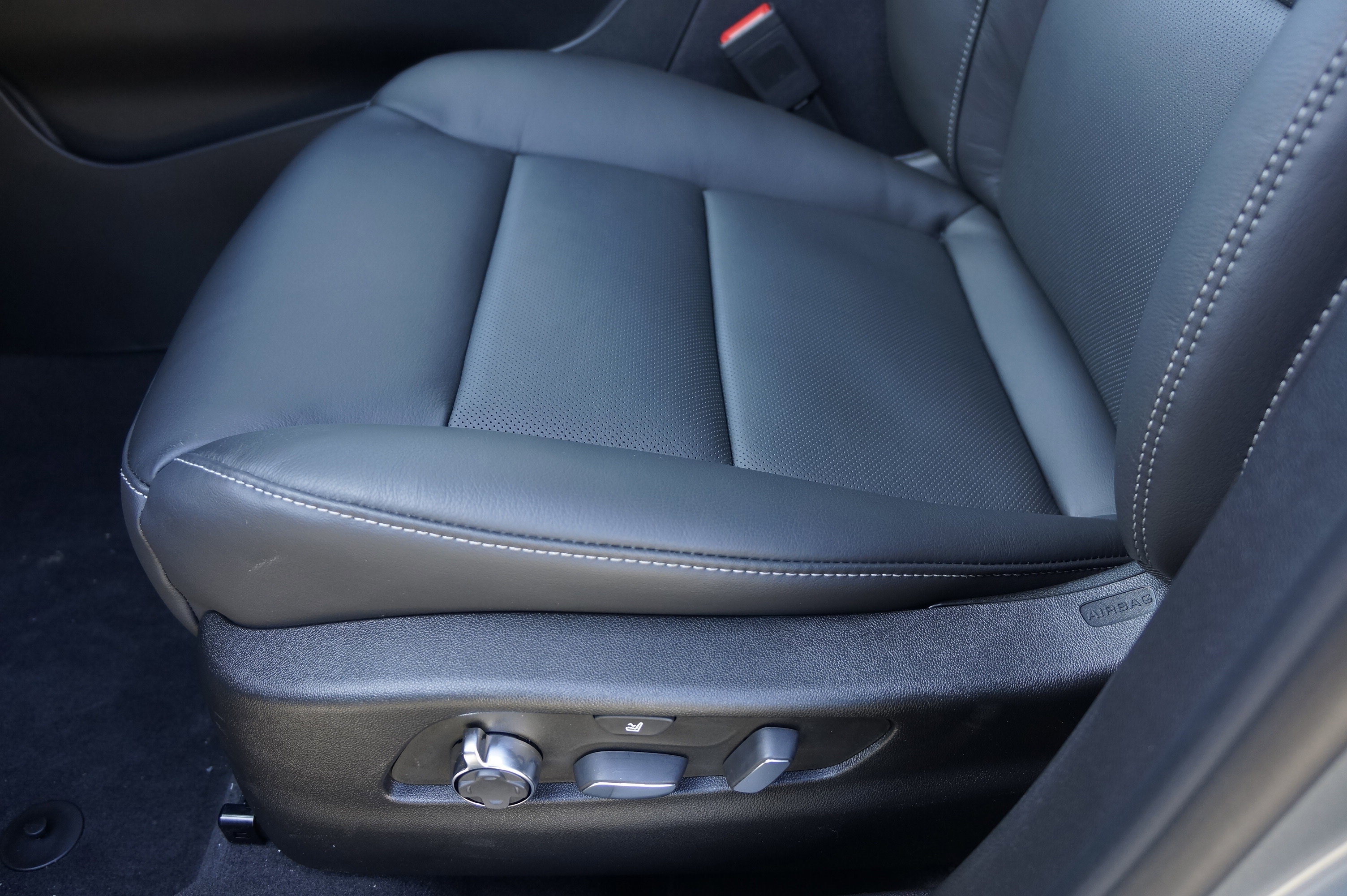Used 2025 Cadillac XT4 Premium Luxury image 24